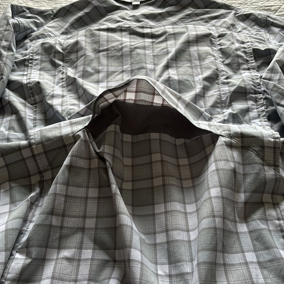 Under Armour Shirt - Picture 11 of 13